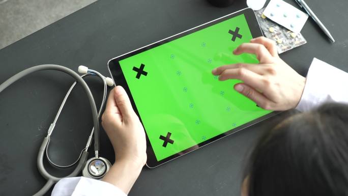 医生使用数码平板电脑绿色屏幕