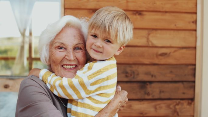 可爱的小男孩和快乐的祖母