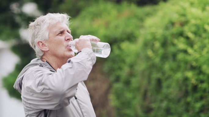 喝水的老人老年化解渴运动