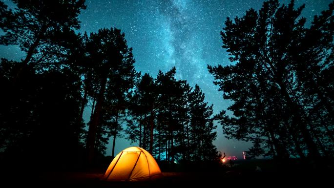 夜晚，银河在帐篷上方移动