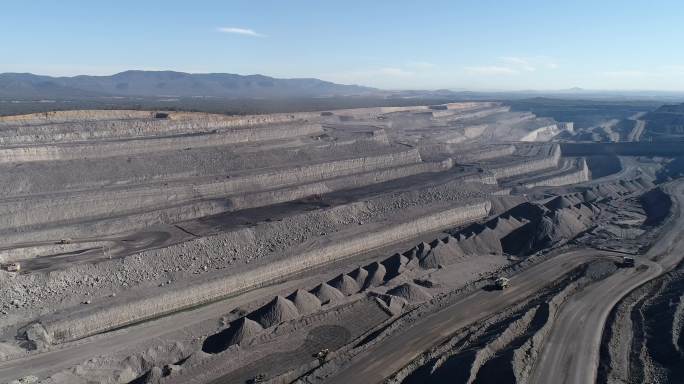 露天煤矿开采大型工程机械车辆