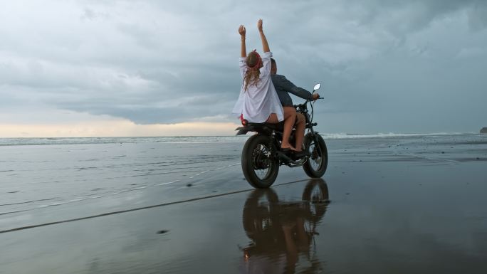 在沙滩上骑摩托车的人
