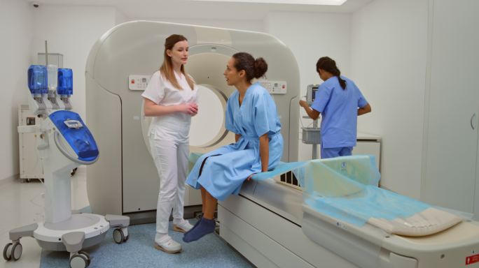女患者进入MRI室