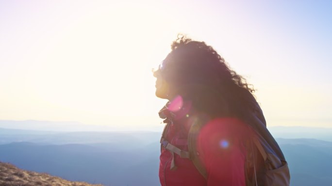 拉丁美洲妇女在阳光下登山