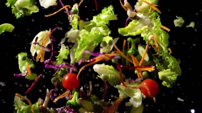 溅起的蔬菜沙拉蔬菜慢动作入水农业食材创意