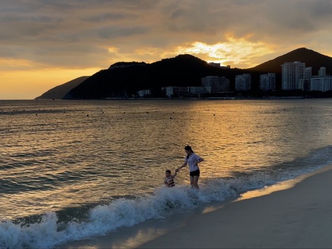 夕阳下的海滩