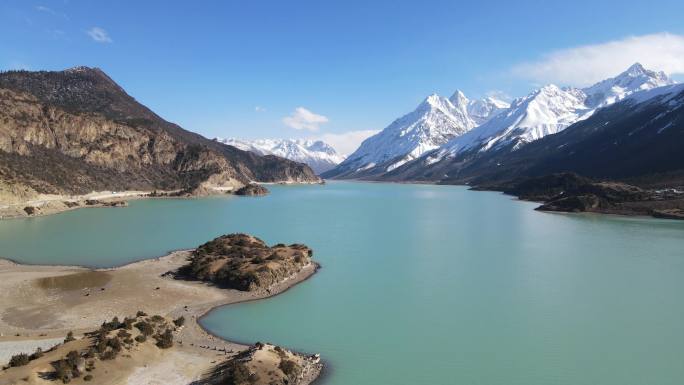航拍西藏318国道旁雪山下的碧绿色然乌湖