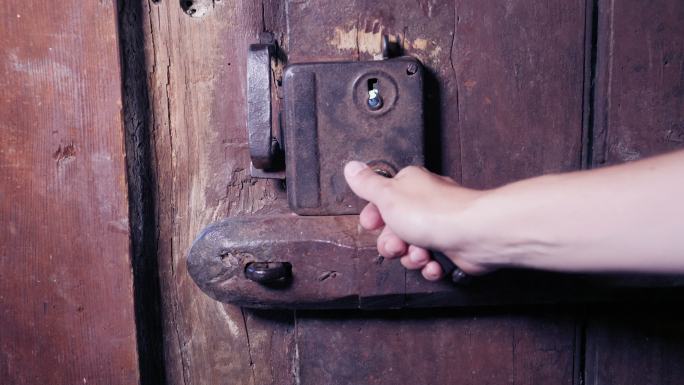 一只手打开古老木门的慢动作
