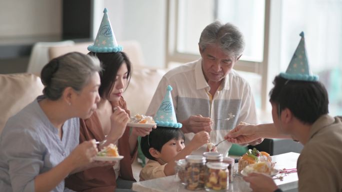 多代同堂庆祝生日笑脸夫妻小朋友小孩开心笑