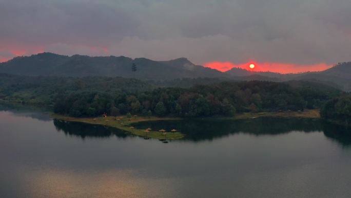 暴雨过后夕阳透射出光辉下的红安帝王湖