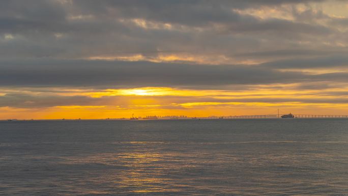 青岛胶州湾的夕阳