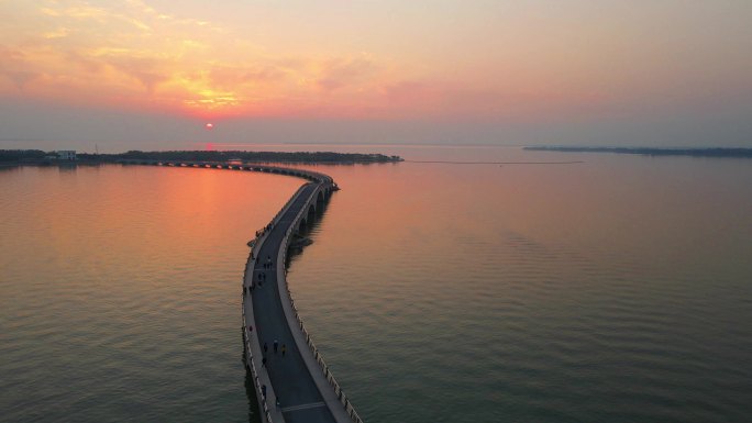 上海淀山湖上的彩虹桥日落