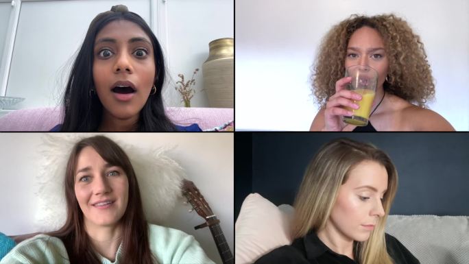 四位女性朋友在手机视频聊天中大笑