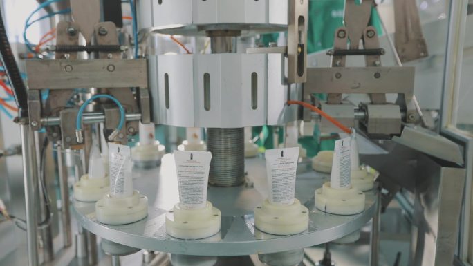 化妆品的生产。奶油生产，现代化的自动输送机。