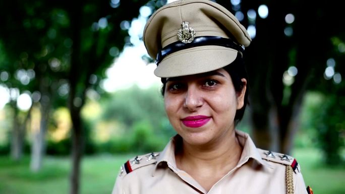 印度年轻女警官特写照