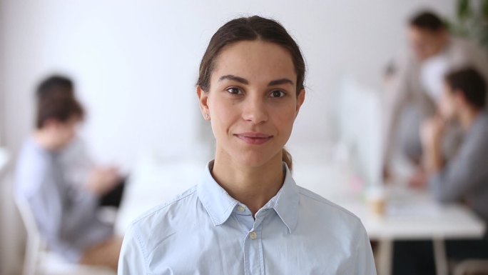 办公室的实习生国外女孩外国女人美国女子