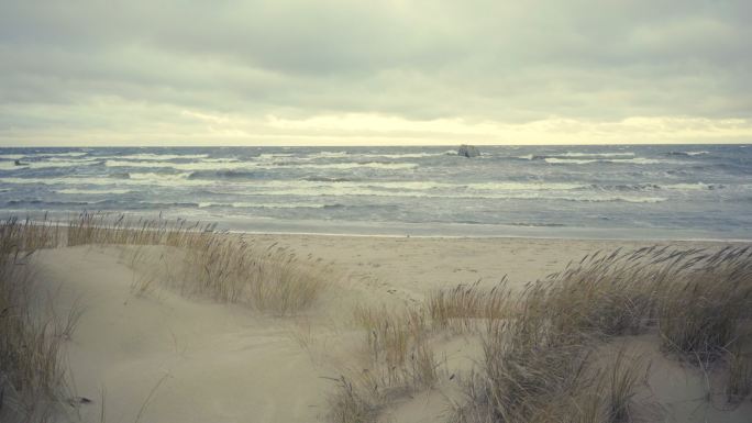 沙丘背景下的波罗的海冬季风暴