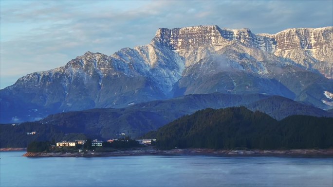 迎新年的瓦屋山雅女湖