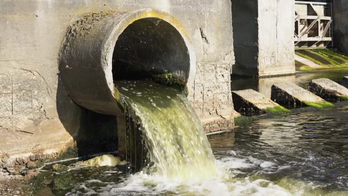 污水从管道流入河流，污染环境。污水处理设施