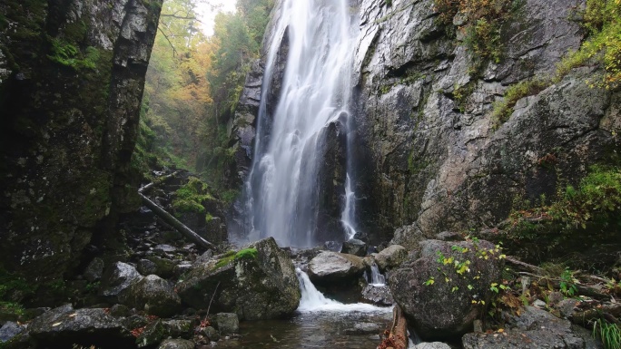 山间的瀑布4K航拍高山流水生态环境