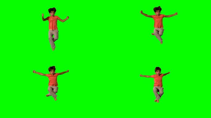 男孩在绿色屏幕上跳跃和欢呼