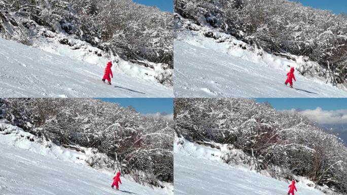 九鼎山太子岭穿恐龙滑雪服的小朋友单板滑雪