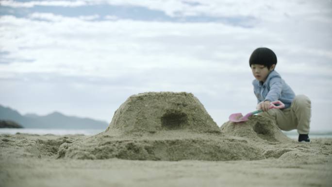 小男孩小女孩沙滩玩耍 61 六一 儿童节