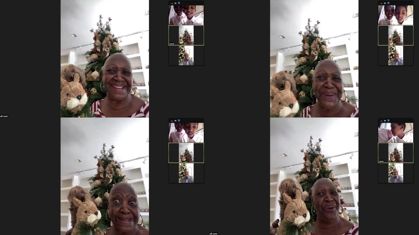 圣诞期间与朋友视频聊天的老妇人