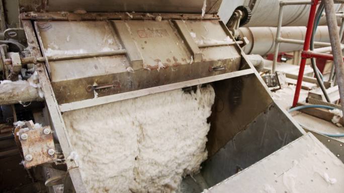 在大型工业轧棉机中，棉花在机器内流动