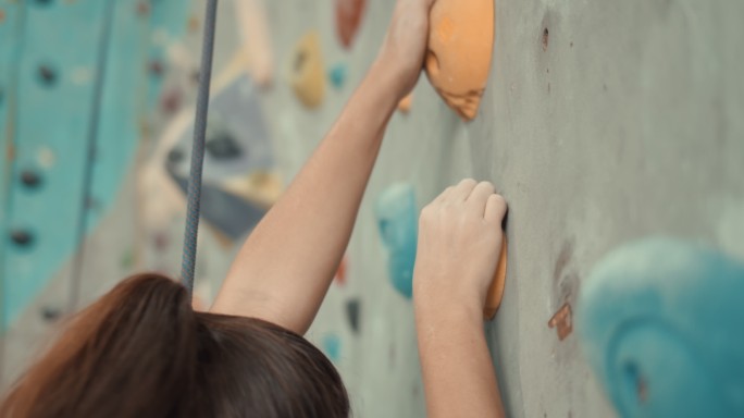 女孩在攀岩馆攀岩视频素材攀登者安全技能抗