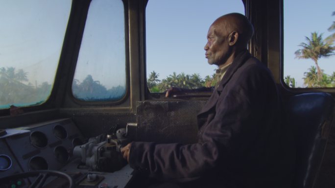 非洲坦赞铁路上开火车的老年司机