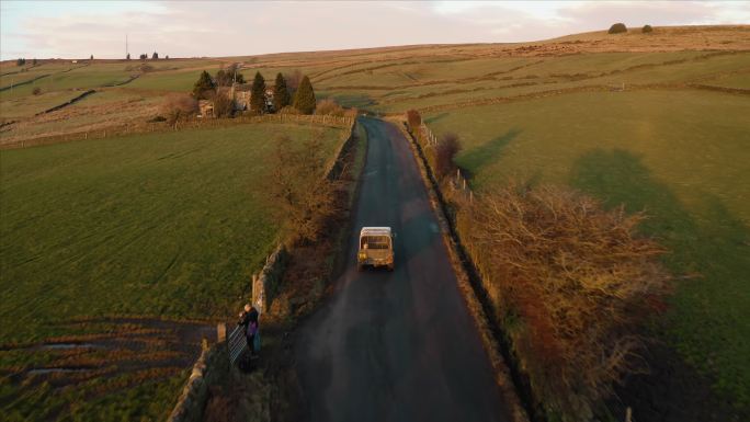 道路上行驶的汽车美丽美景美国英国乡间风景