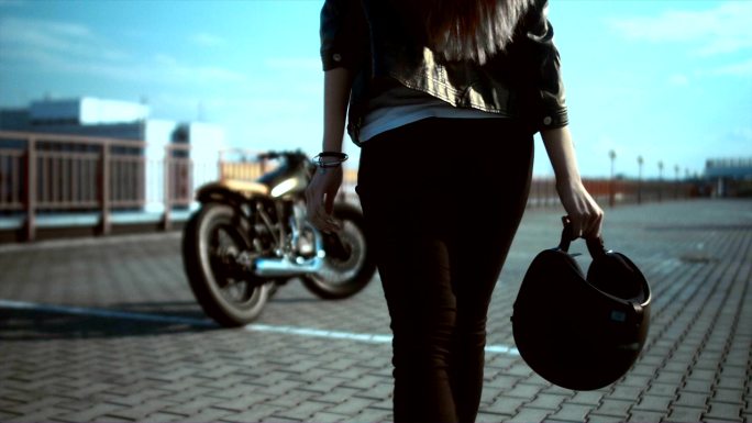 女性摩托车手女摩托车手手拿头盔摩托车视频