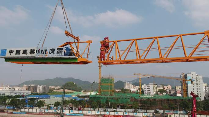 高空作业安装塔吊