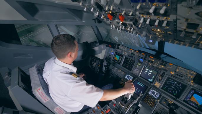 飞行教员正在使用飞行模拟器执行下降操作