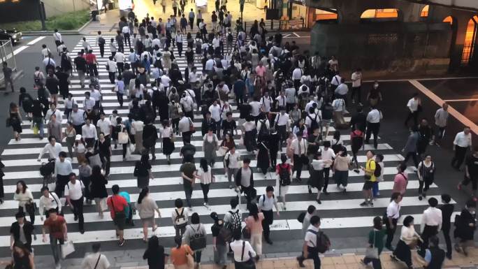 日本大阪的行人。城市生活斑马线拥挤