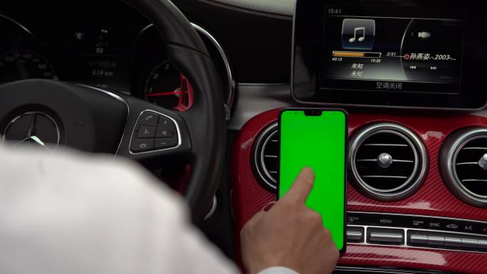 奔驰车内的绿屏手机抠像