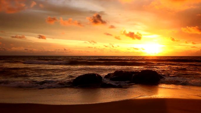 夕阳下的海潮大海地平线自然之美