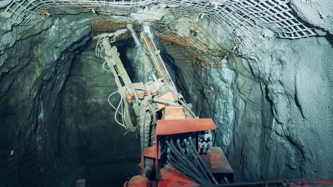 地下矿井的井壁正在钻孔。