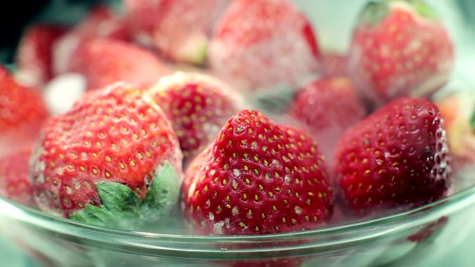 冷冻草莓夏天冷气玻璃盘