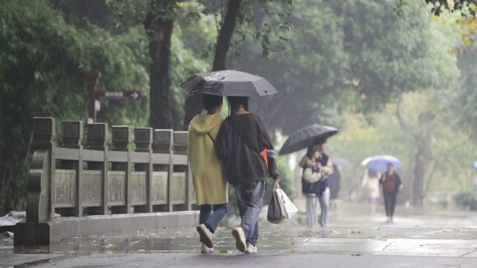 闺蜜雨中挽手散步