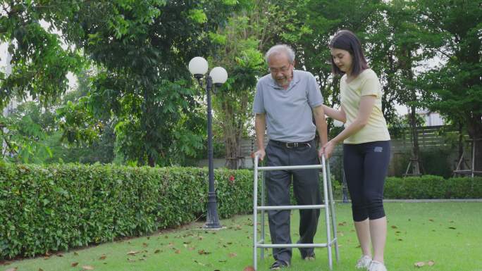 女儿帮助年老的残疾父亲行走