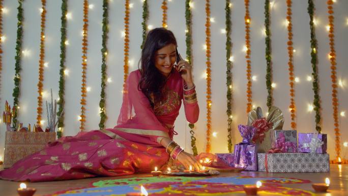 印度女士用燃烧的排灯节装饰——印度排灯节