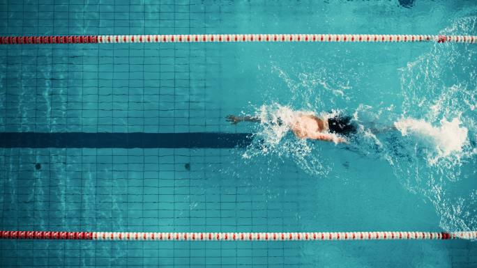 男游泳运动员在游泳池游泳
