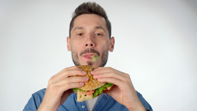 吃汉堡的年轻人实拍视频素材吃东西男性