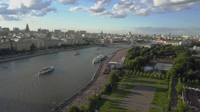 有河流、公园和桥梁的莫斯科景色鸟瞰图