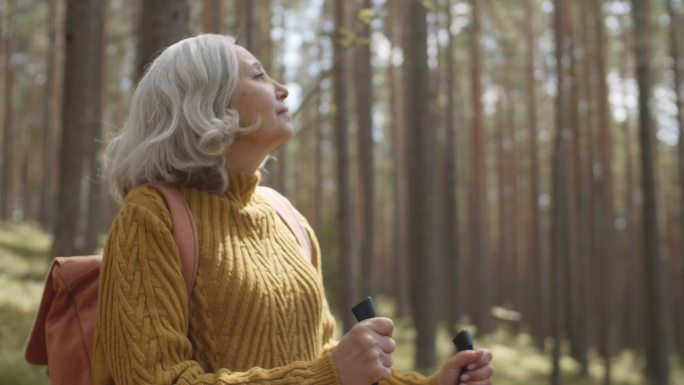 老年妇女在散步时欣赏风景