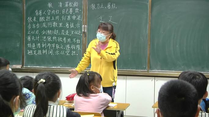 双减校外辅导班辅导学生写作文做卷子