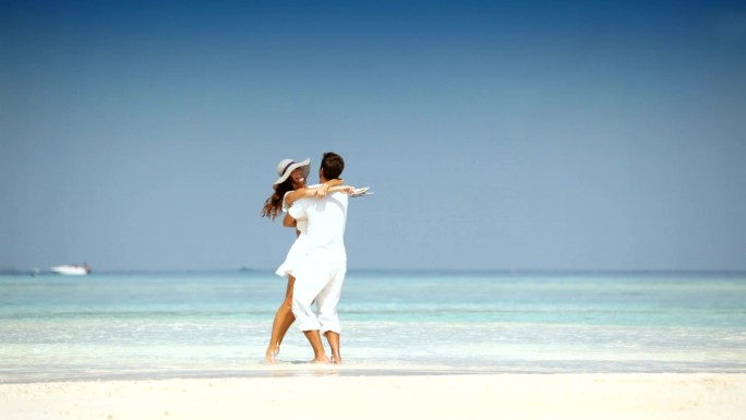 在海边嬉戏的夫妇三亚厦门青岛风景海南海岛