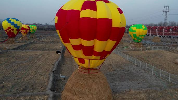 航拍太原稻田公园热气球红色旋转上升